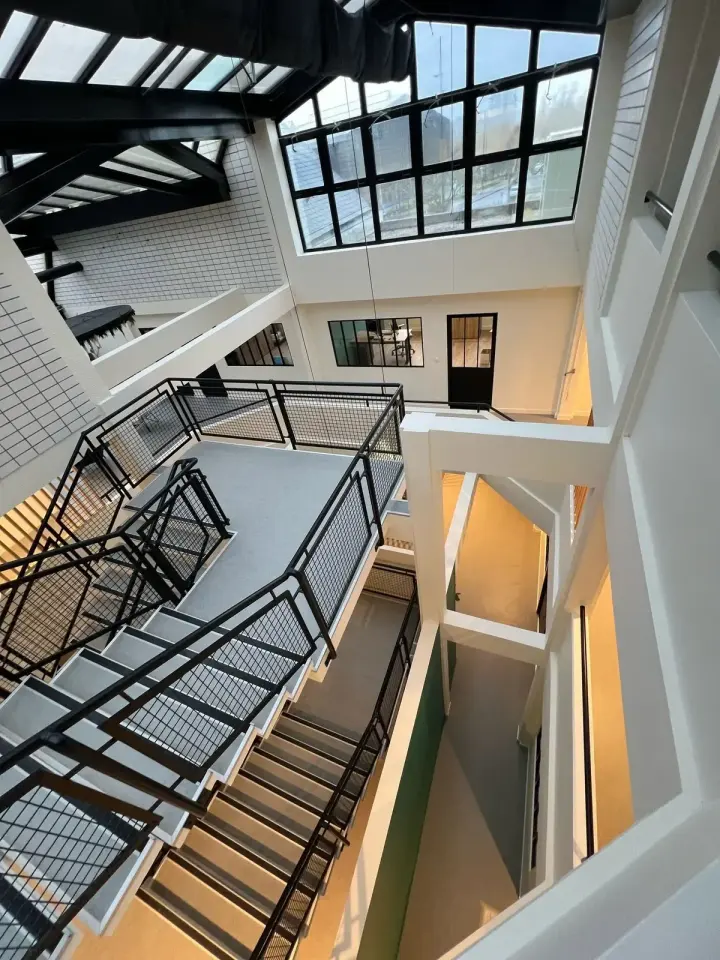 Loft, escalier et verrières