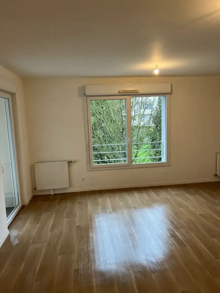 Chambre, parquet et fenêtre