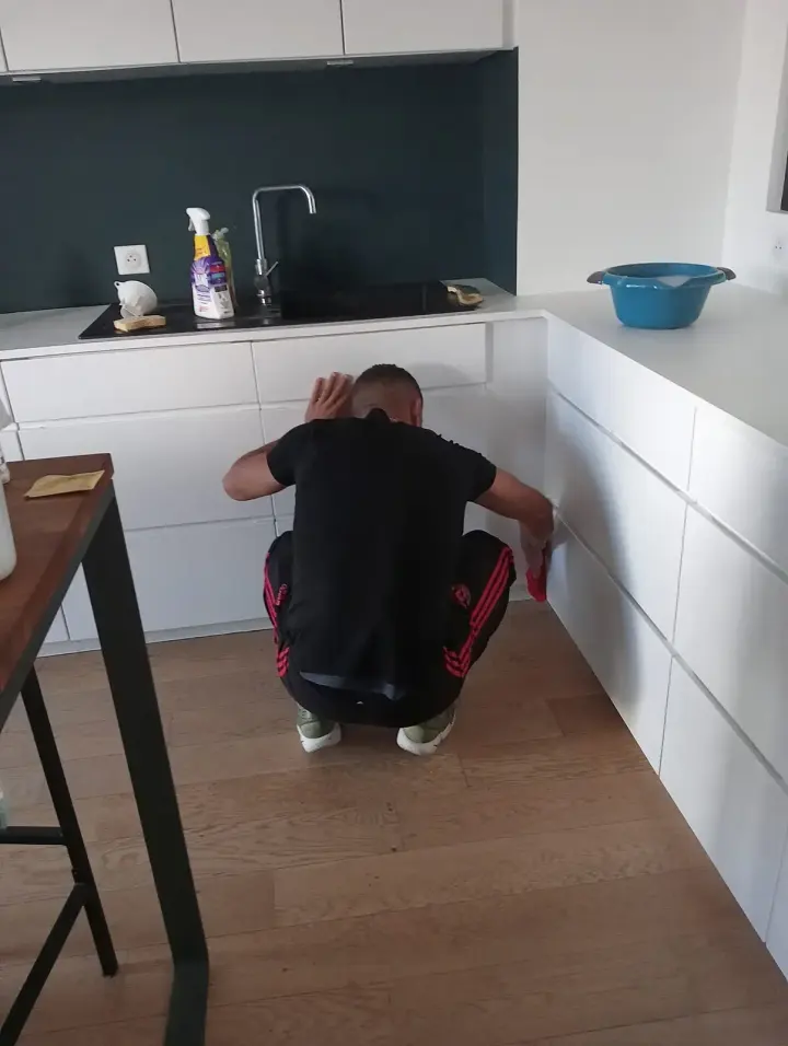 Plinthes d'une cuisine neuve après travaux