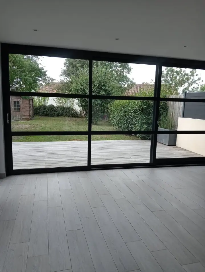 Logement neuf, séjour et baie vitrée sur terrasse